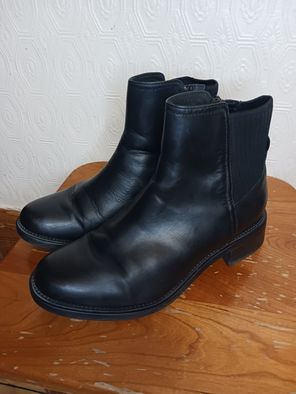 Clarks Chelsea Boots Size 9 Black Leather Ankle Booties Elastic Side Zip Comfort